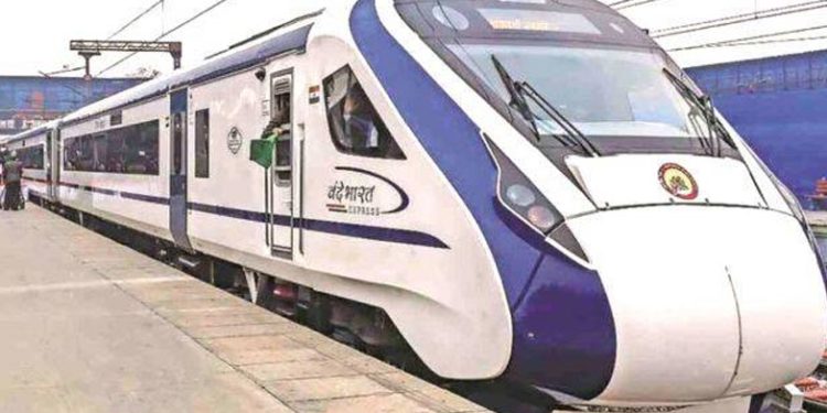 കേരളത്തിനുള്ള വന്ദേഭാരത് ട്രെയിന് ദക്ഷിണ റെയില്വേയ്ക്ക് കൈമാറി: പരീക്ഷണയോട്ടം തിരുവനന്തപുരം ടു കോഴിക്കോട്