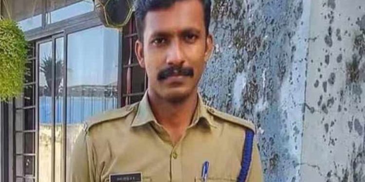 തിരുവനന്തപുരം കിന്‍ഫ്ര പാര്‍ക്കില്‍ തീപിടിത്തം, കെട്ടിടഭാഗം ദേഹത്ത് വീണ് അഗ്‌നിശമനസേനാംഗത്തിന് ദാരുണാന്ത്യം, അപകടം തീ അണക്കാനുള്ള ശ്രമത്തിനിടെ