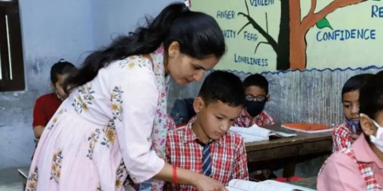 ടി-ഷര്ട്ട്, ജീന്സ്, ലെഗിങ്സ് ഒന്നും വേണ്ട: അധ്യാപകര് മാന്യമായ വേഷം ധരിക്കമെന്ന് അസം സര്ക്കാര്, ഡ്രസ് കോഡായി