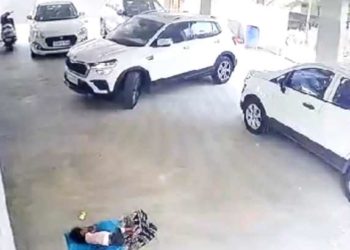 പാർക്കിങ് ഏരിയയിൽ കുഞ്ഞിനെ കിടത്തി ഉറക്കി അമ്മ പണിക്ക് പോയി; കാർ കയറി മൂന്ന് വയസുകാരിക്ക് ദാരുണമരണം