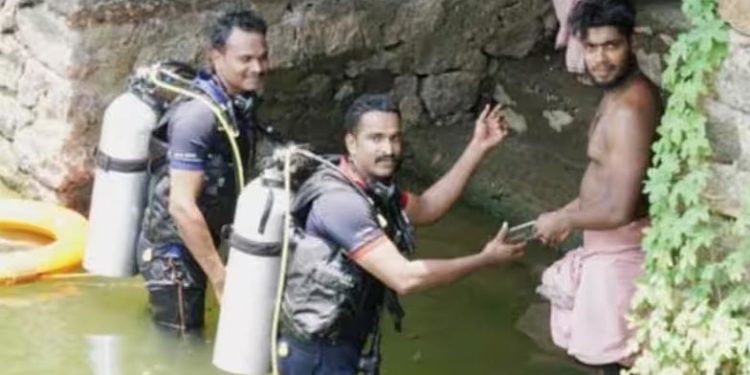 ക്ഷേത്രക്കുളത്തില് ഐ ഫോണ് വീണു: എട്ട് മീറ്റര് ആഴത്തില് നിന്നും ഫോണ് കണ്ടെത്തി നല്കി അഗ്നിരക്ഷാ സേന