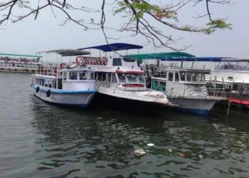 താനൂരിലെ നടുക്കം മാറും മുൻപെ; ബോട്ടിന്റെ ശേഷി 13 പേരെ കയറ്റാൻ, കയറ്റിയത് 40 പേരെ; രണ്ട് ബോട്ടുകൾ പിടിച്ചെടുത്ത് പോലീസ്; സ്രാങ്കുമാർ അറസ്റ്റിൽ