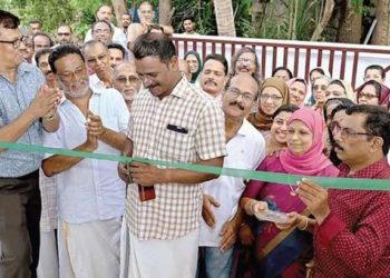 നാലരപതിറ്റാണ്ടു മുൻപത്തെ സഹപാഠിക്കായി ഒന്നുചേർന്നു; 59 പേരുടെസഹായം പെരുമഴയായി; സുരക്ഷിതമായി തലചായ്ക്കാൻ വീടൊരുക്കി കൂട്ടായ്മ