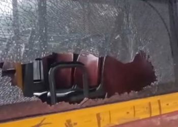 സ്റ്റോപ്പില്‍ നിര്‍ത്താതെ പോയ ബസിന് നേരെ കല്ലെറിഞ്ഞു: യുവതിക്ക് 5000 രൂപ പിഴ