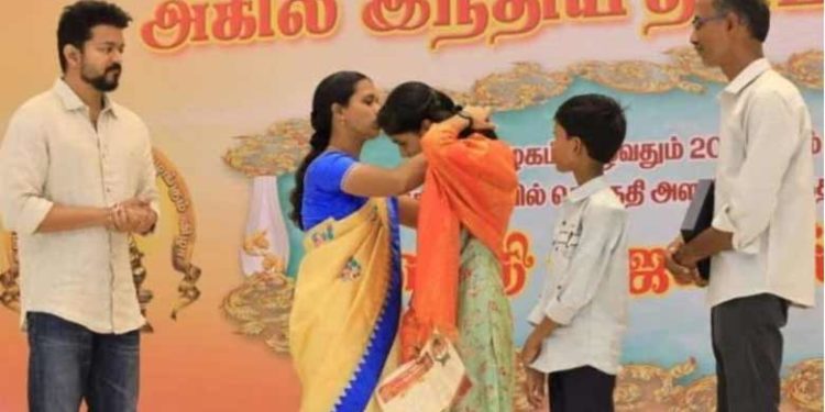 മുഴുവൻ മാർക്കും വാങ്ങിയ വിദ്യാർത്ഥിനിക്ക് വിജയ് സമ്മാനിച്ചത് 10 ലക്ഷത്തിന്റെ വജ്ര നെക്ലേയ്സ്; കുട്ടികളെ ആദരിച്ച ചടങ്ങിനായി ചെലവിട്ടത് രണ്ട് കോടിയോളം