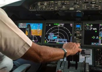 ഗേൾഫ്രണ്ടിനെ കോക്പിറ്റിലേക്ക് ക്ഷണിച്ചു; പൈലറ്റിനും സഹ പൈലറ്റിനും വിലക്ക് ഏർപ്പെടുത്തി എയർഇന്ത്യ