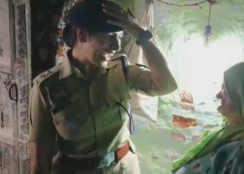 ജീവിതത്തിലെ സ്വദേശ് നിമിഷം! നിർധനയായ വയോധികയുടെ വീട്ടിൽ വൈദ്യുതി എത്തിച്ച സന്തോഷവുമായി ഐപിഎസ് ഉദ്യോഗസ്ഥ; വൈറലായി പോസ്റ്റ്