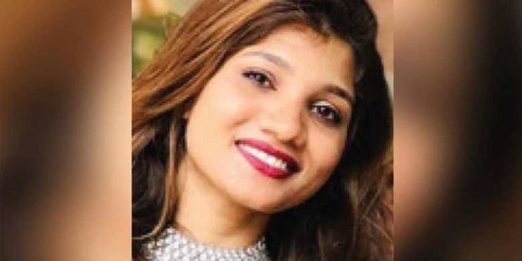 പുതിയ വീടിന്റെ ഗൃഹപ്രവേശന ചടങ്ങ് കഴിഞ്ഞ് മൂന്നുദിനം മാത്രം; അതേ വീട്ടിൽ  ജീവനൊടുക്കി 25കാരി; ബാങ്കുകാർക്ക് എതിരെ കുറിപ്പിൽ ആരോപണം