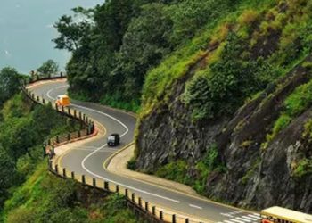 താമരശ്ശേരി ചുരത്തില്‍ ബൈക്ക് മറിഞ്ഞു: കൊക്കയിലേക്ക് വീണ യുവാക്കള്‍ക്ക് രക്ഷകരായി ലോറി ഡ്രൈവര്‍മാര്‍