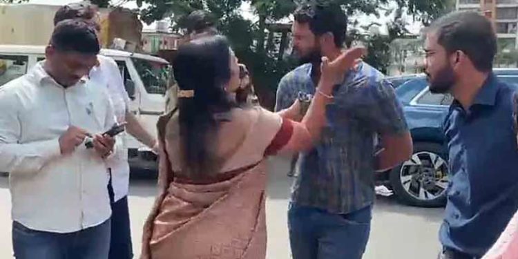 അനധികൃത കുടിയേറ്റം ഒഴിപ്പിച്ചു; യുവഎഞ്ചിനീയറുടെ മുഖത്തടിച്ച് വനിതാ എംഎൽഎ; സംഭവം മഹാരാഷ്ട്രയിൽ