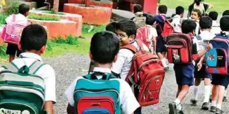 അവധിക്കാലത്തിന് വിട, സ്കൂളുകള് തുറന്നു: ഒന്നാം ക്ലാസിലേക്ക് മൂന്നര ലക്ഷം കുട്ടികള്