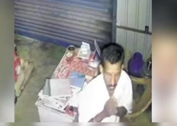 ‘ദൈവ ഭയമുള്ള കള്ളന്‍’: ഹാര്‍ഡ് വെയര്‍ ഷോപ്പില്‍ നിന്നും കവര്‍ന്നത് ഒരു ലക്ഷം രൂപ; മോഷണത്തിന് മുന്‍പ് പ്രാര്‍ഥിച്ച് മോഷ്ടാവ്
