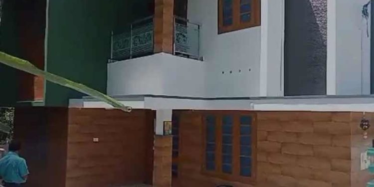 ബോധരഹിതയായ നിലയിൽ കണ്ടെത്തിയ വീട്ടമ്മ മരിച്ചു; കുളിമുറിയിൽ തലയിടിച്ചു വീണതെന്ന് ഭർത്താവ്; കസ്റ്റഡിയിൽ