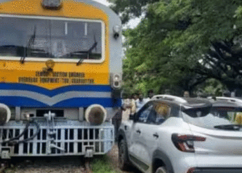 നീലേശ്വരത്ത് ട്രെയിന് ഓട്ടം തടസ്സപ്പെടുത്തി പാളത്തോടു ചേര്ന്ന് കാര് പാര്ക്കിംഗ്, പിഴ ചുമത്തി, ഉടയ്ക്കെതിരെ കേസ്