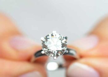 ബ്യൂട്ടി ക്ലിനികിൽ മറന്നുവെച്ചത് 30 ലക്ഷത്തിന്റെ ഡയമണ്ട് മോതിരം; മോഷ്ടിച്ച ജീവനക്കാരി പോലീസിനെ ഭയന്ന് ടോയ്‌ലറ്റിൽ ഫ്‌ളഷ് ചെയ്തു; ഒടുവിൽ