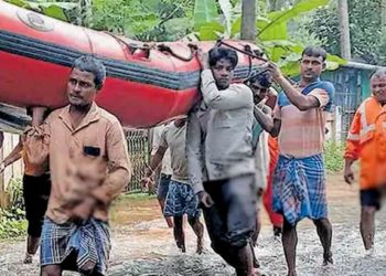 കഴുത്തറ്റം വെള്ളത്തിൽ ചുറ്റപ്പെട്ട് വീട് ഒറ്റപ്പെട്ടു; അഞ്ചുദിവസമായി വീടിനകത്ത് കഴിഞ്ഞ അമ്മയേയും രോഗിയായ മകനേയും സാഹസികമായി രക്ഷപ്പെടുത്തി ഫയർഫോഴ്‌സും നാട്ടുകാരും