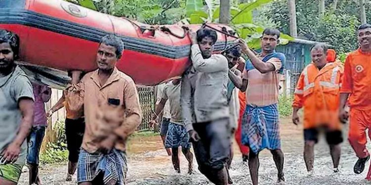 കഴുത്തറ്റം വെള്ളത്തിൽ ചുറ്റപ്പെട്ട് വീട് ഒറ്റപ്പെട്ടു; അഞ്ചുദിവസമായി വീടിനകത്ത് കഴിഞ്ഞ അമ്മയേയും രോഗിയായ മകനേയും സാഹസികമായി രക്ഷപ്പെടുത്തി ഫയർഫോഴ്‌സും നാട്ടുകാരും