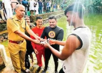 കുളത്തിലേക്ക് ചാടുന്ന ‘ഗ്രൂപ്പ് സെല്ഫി’യ്ക്കിടെ ഐ ഫോണ് കുളത്തിലേക്ക്: മുങ്ങിയെടുത്ത് അഗ്നിരക്ഷാ സേന