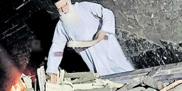 അഞ്ച് ദിവസം കാത്തിരുന്നിട്ടും ഉറ്റവരാരും എത്തിയില്ല; ശ്രീധരന്റെ ചിതയ്ക്ക് ഹൈന്ദവാചാര പ്രകാരം ചിതയൊരുക്കി വൈദികനായ അനിലച്ചൻ