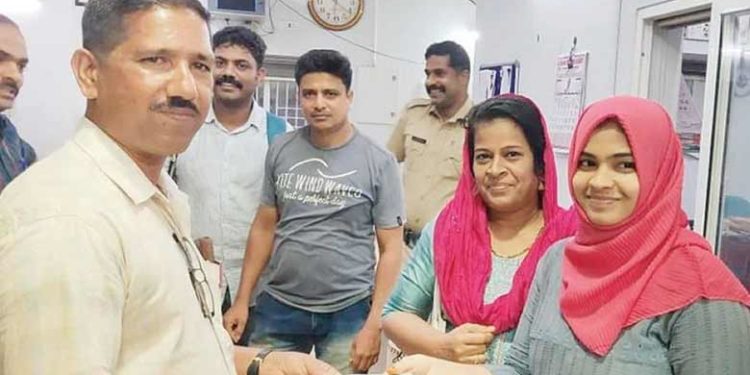 വഴിയിൽ വീണ് കിടന്നത് അരലക്ഷംരൂപ; നേരെ പോലീസ് സ്റ്റേഷനിലെത്തിച്ച് മാതൃകയായി സുൽഫിത; അഭിനന്ദനപ്രവാഹം