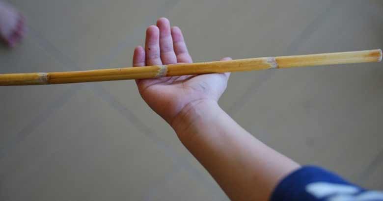 പാഠഭാഗങ്ങൾ എഴുതിയില്ലെന്ന് ആരോപിച്ച് മൂന്നാംക്ലാസുകാരിയെ ചൂരൽ കൊണ്ടടിച്ച് പരിക്കേൽപ്പിച്ചു;അധ്യാപകൻ അറസ്റ്റിൽ