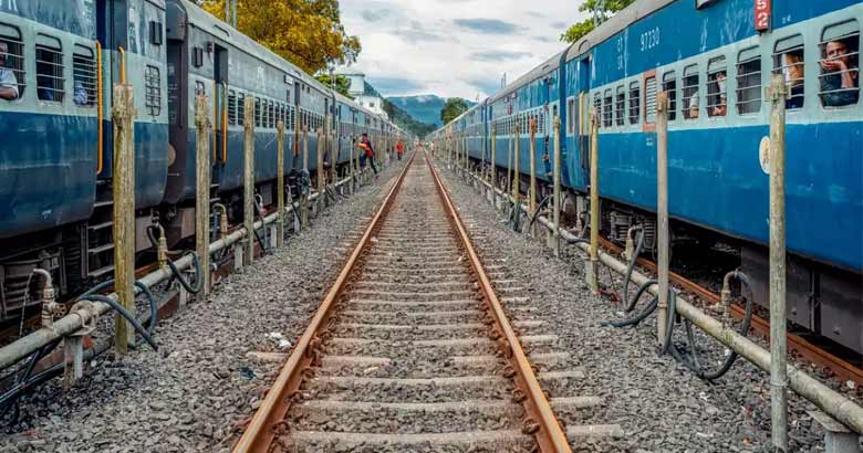ട്രെയിനിന്റെ വാതിൽപടിയിൽ ഇരിക്കുന്നതിനെ ചൊല്ലിയുണ്ടായ തർക്കം കയ്യാങ്കളിയിലേക്ക് നീങ്ങി; നിലതെറ്റി വീണ് രണ്ട് യുവാക്കൾക്ക് ദാരുണമരണം