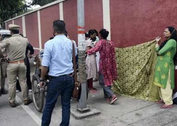 ഗർഭിണിയായ യുവതി രാജ്ഭവന് മുന്നിലെ റോഡിൽ പ്രസവിച്ചു; കുഞ്ഞ് മരിച്ചു; യുപി സർക്കാരിന് എതിരെ പ്രതിഷേധം