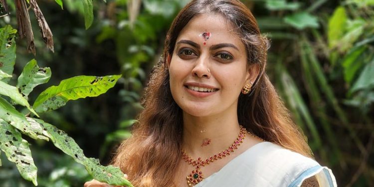 ഗണപതി കെട്ടുകഥയാണ്, മിത്താണ് എന്ന് പറഞ്ഞാല്‍ നമ്മള്‍ സഹിക്കുമോ? നടി അനുശ്രീ