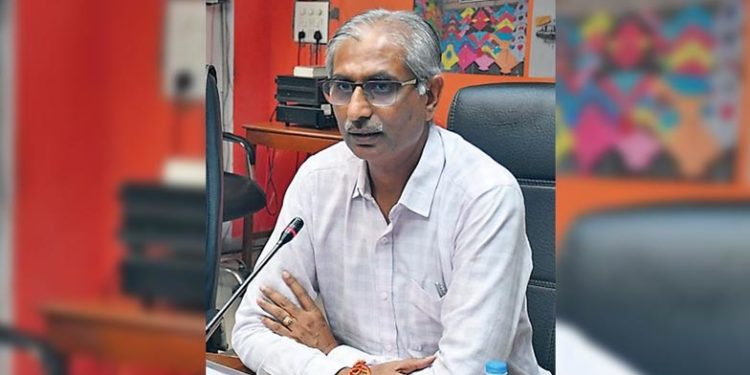 ഓഫീസ് മുറിയില് യുവതിയുമായുള്ള ഇന്റിമേറ്റ് വീഡിയോ വൈറലായി: ജില്ലാ കലക്ടര്ക്ക് സസ്പെന്ഷന്