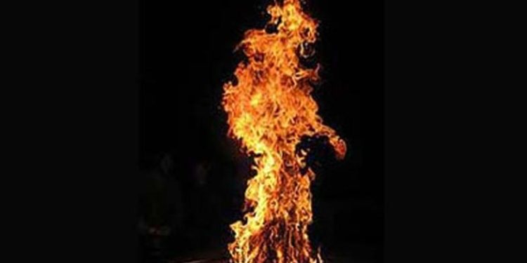 വിവാഹാഭ്യര്‍ത്ഥന നിരസിച്ചു; 22 കാരിയെ പെട്രോള്‍ ഒഴിച്ച് തീകൊളുത്തി യുവാവ്