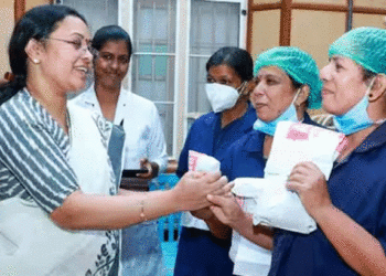 ‘ഇത്ര വലിയ ആളായിട്ടും തങ്ങളെ പോലെയുള്ളവരെ വന്ന് കണ്ടതില്‍ സന്തോഷം’ ; വീണാ ജോര്‍ജിന്റെ സന്ദര്‍ശനത്തില്‍ ആരോഗ്യപ്രവര്‍ത്തകര്‍