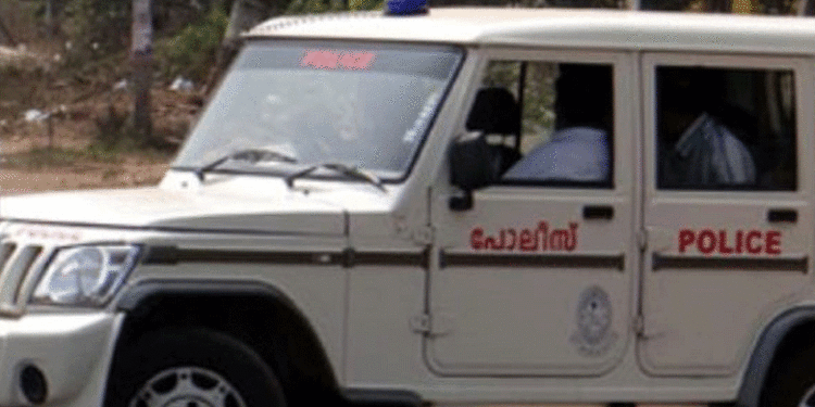 കാഴ്ചക്കുറവുള്ള സഹോദരങ്ങളെ സംരക്ഷിക്കാന്‍ പഠനം ഉപേക്ഷിച്ച് വിദ്യാര്‍ഥിനി; തുടര്‍ പഠനവും മികച്ച ചികിത്സയും ഒരുക്കി പോലീസ്! അഭിനന്ദനം