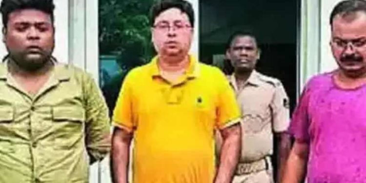 ആളുകളെ നഗ്നരാക്കി കാണിക്കുന്ന ‘കണ്ണാടി’ക്ക് വേണ്ടി 9 ലക്ഷം മുടക്കി 72കാരൻ; പണം കൈമാറിയ ശേഷം തിരിച്ചറിവ്; ഒടുവിൽ മൂന്നുപേർ അറസ്റ്റിൽ