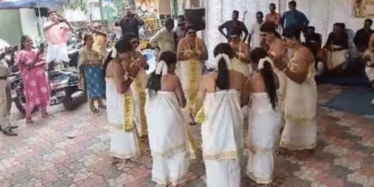 സ്റ്റേഷനില് തിരുവാതിര കളിച്ച് വൈറലായി പുരുഷ പോലീസ് ഉദ്യോഗസ്ഥര്!