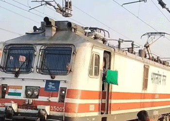 കണ്ണൂരില്‍ രണ്ട് ട്രെയിനുകള്‍ക്ക് നേരെ കല്ലെറിഞ്ഞ സംഭവം: ഗ്ലാസുകള്‍ പൊട്ടി; മൂന്ന് പേര്‍ കസ്റ്റഡിയില്‍