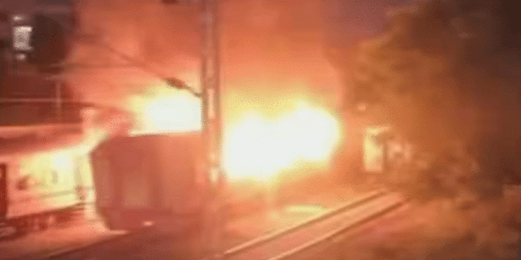 ട്രെയിനിനുള്ളില് ഭക്ഷണം പാകം ചെയ്യാന് ശ്രമിച്ചു, മധുരയില് ട്രെയിന് കോച്ചിന് തീപിടിച്ച് 5 പേര് വെന്തുമരിച്ചു