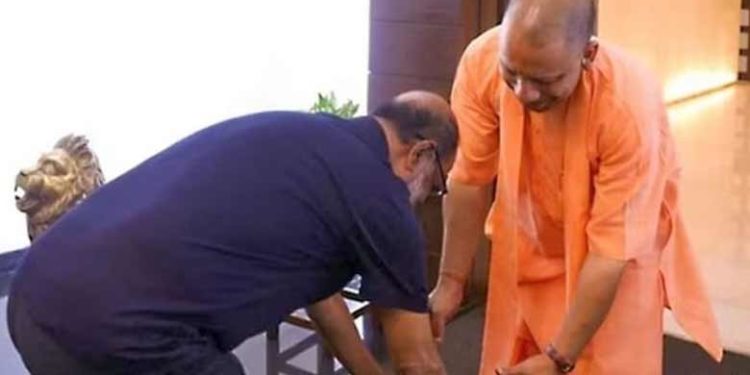 പ്രായമല്ല മാനദണ്ഡം; അല്ലെങ്കിലും സന്യാസിമാരെ കണ്ടാൽ താൻ വണങ്ങും: വിവാദത്തിൽ പ്രതികരിച്ച് രജനികാന്ത്