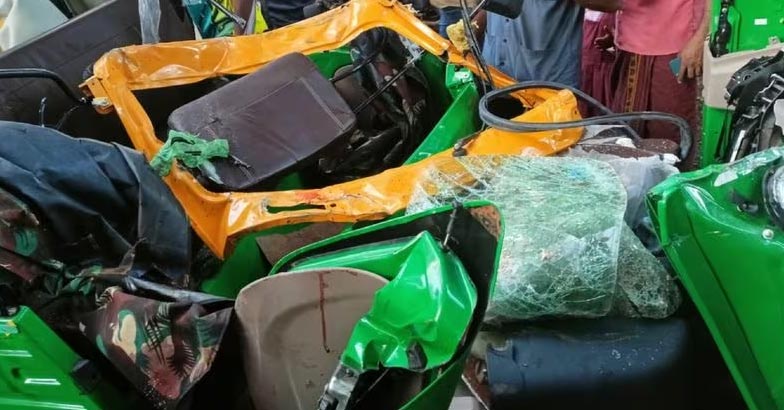 സ്‌കൂള്‍ ബസ്സും ഓട്ടോറിക്ഷയും കൂട്ടിയിടിച്ച് അഞ്ച് മരണം;  മരിച്ചത് ഒരു കുടുംബത്തിലെ നാല് പേരും ഓട്ടോ ഡ്രൈവറും