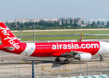 ക്യാബിന്‍ ക്രൂവിന്റെ കൈയില്‍ കടന്നുപിടിച്ചു, വിമാനത്തില്‍ നിന്ന് 40കാരനെ ഇറക്കിവിട്ടു