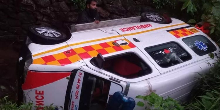 ആംബുലന്സ് നിയന്ത്രണം വിട്ട് തോട്ടിലേക്ക് മറിഞ്ഞു: ഡിസ്ചാര്ജായി വന്ന രോഗി മരിച്ചു