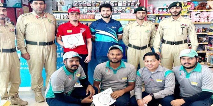 വാഹനത്തിലെ തീ അണച്ച് പെട്രോള്‍ പമ്പ് ജീവനക്കാര്‍: അടിയന്തര ഇടപെടലിനെ ആദരിച്ച് ദുബായ് പോലീസ്