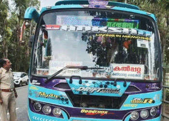 വിദ്യാര്‍ത്ഥികളെ കയറ്റാതെ പോയ സ്വകാര്യബസ് പിന്നോട്ടെടുപ്പിച്ച് മോട്ടോര്‍ വാഹനവകുപ്പ്, സംഭവം കല്‍പ്പറ്റയില്‍