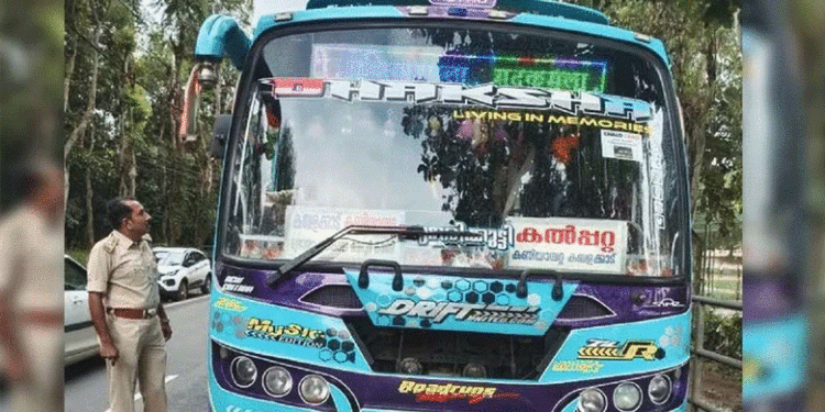 വിദ്യാര്‍ത്ഥികളെ കയറ്റാതെ പോയ സ്വകാര്യബസ് പിന്നോട്ടെടുപ്പിച്ച് മോട്ടോര്‍ വാഹനവകുപ്പ്, സംഭവം കല്‍പ്പറ്റയില്‍