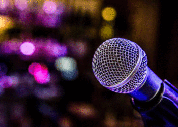 പാട്ടുപാടുന്നതിനിടെ ഓണ്‍ലൈനില്‍ നിന്ന് വാങ്ങിയ മൈക്ക് പൊട്ടിത്തെറിച്ചു; 6വയസുകാരിക്ക് പരിക്ക്