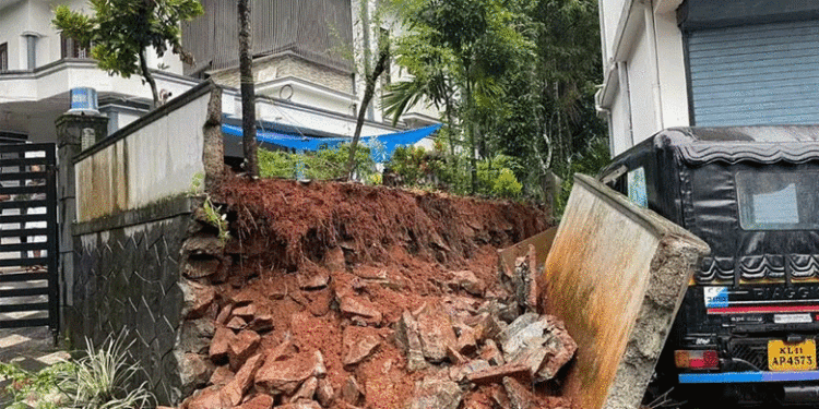 അയല്വാസിയുടെ വീടിന്റെ ചുറ്റുമതില് ഇടിഞ്ഞുവീണ് ഒമ്പത് വയസ്സുകാരിക്ക് പരിക്കേറ്റു, സംഭവം കൊടുവള്ളിയില്