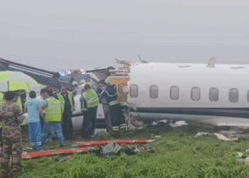 കനത്ത മഴ, ലാന്റ് ചെയ്യാന്‍ ശ്രമിക്കുന്നതിനിടെ വിമാനം ഇടിച്ചിറങ്ങി; എട്ട് പേര്‍ക്ക് പരിക്ക്, സംഭവം മുംബൈയില്‍ വിമാനത്താവളത്തില്‍