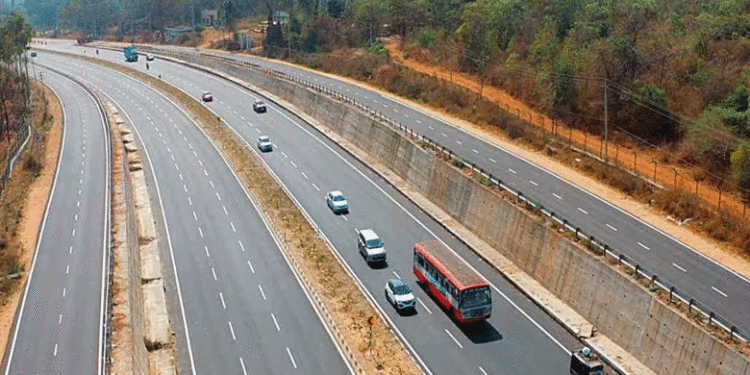 ബെംഗളൂരു-മൈസൂരു ദേശീയപാതയില് യാത്രക്കാരെ കൊള്ളയടിക്കുന്ന സംഘത്തിലെ രണ്ടുപേര് പിടിയില്