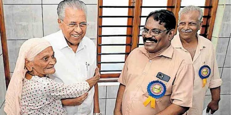 ‘മോനെ കണ്ടിട്ട് എത്ര നാളായി, ഒന്ന് കെട്ടിപ്പിടിക്കട്ടെ’; നാട്ടിലെത്തിയ പിണറായി വിജയനെ ചേർത്ത് പിടിച്ച് അലിയുമ്മ; പുഞ്ചിരിയോടെ മുഖ്യമന്ത്രിയും