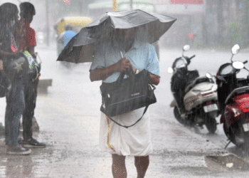 സംസ്ഥാനത്ത് കനത്ത മഴ, 5 ജില്ലകളില് ഓറഞ്ച് അലര്ട്ട്, മത്സ്യബന്ധനത്തിന് വിലക്ക്