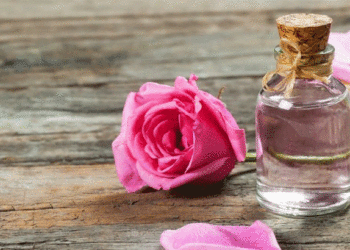 മുഖത്തെ കരുവാളിപ്പ് മാറണോ? റോസ് വാട്ടര്‍ ഉപയോഗിക്കൂ…